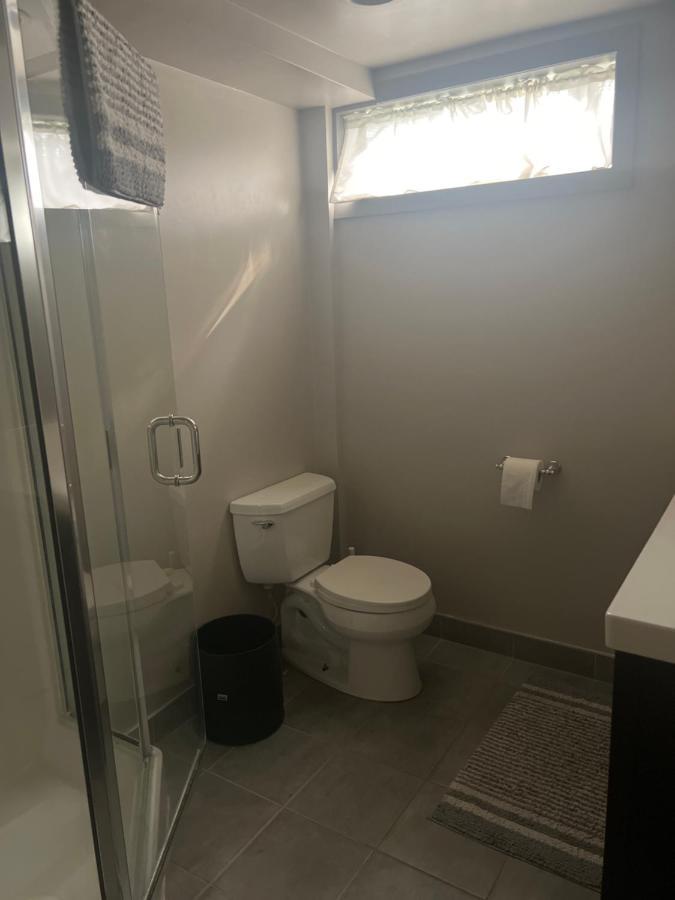 Spacious Room & Living Area In Nw! YYC Esterno foto