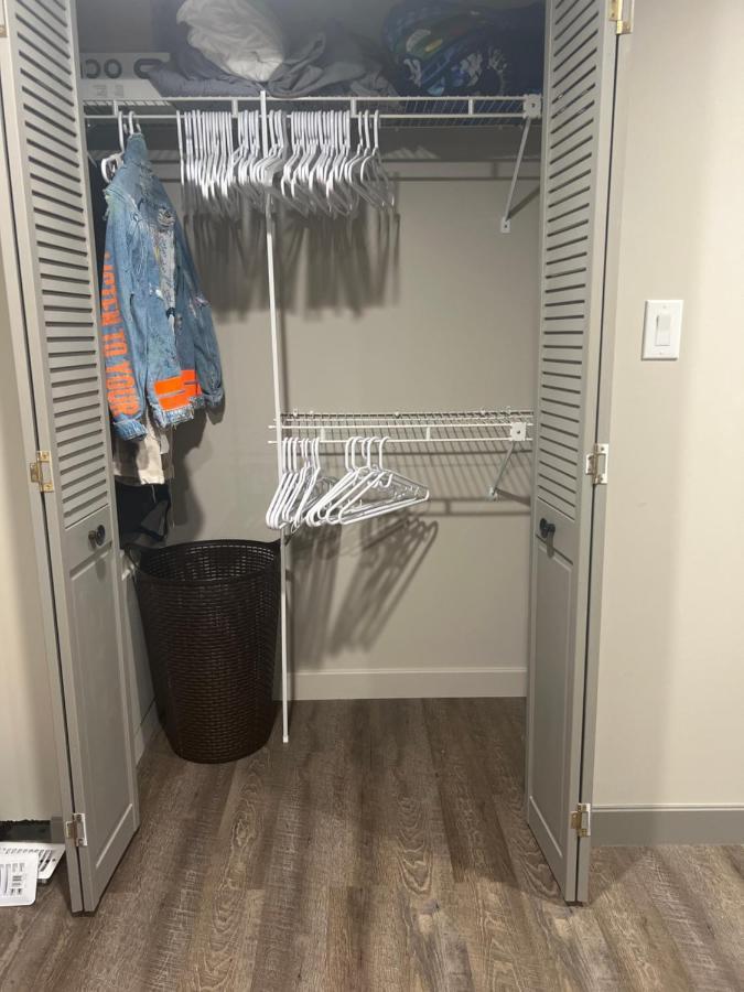 Spacious Room & Living Area In Nw! YYC Esterno foto