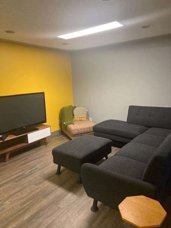 Spacious Room & Living Area In Nw! YYC Esterno foto